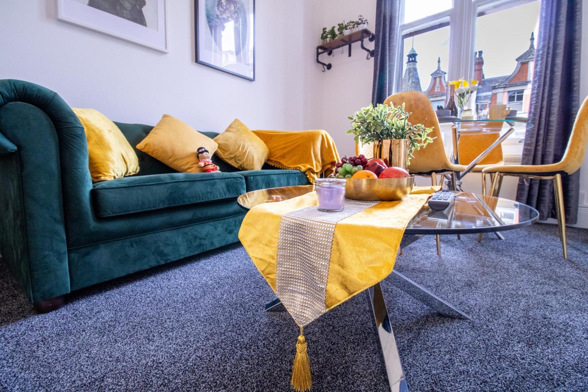 Oxford Street 1 Bedroom Shopping Retreat! 3gc Apartment