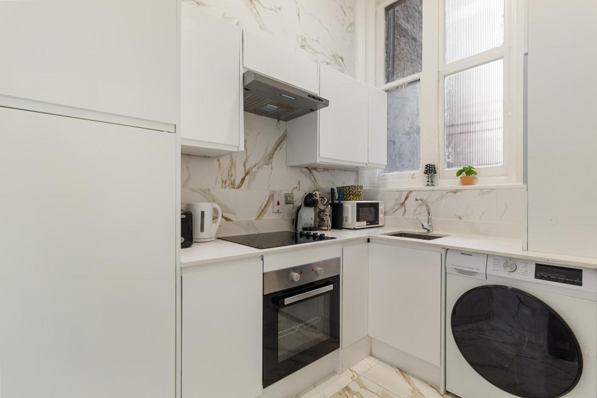 Oxford Street 1 Bedroom Shopping Retreat! 3gc Apartment London